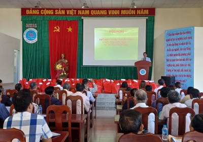 Đoàn Luật sư tỉnh Đồng Nai tư vấn pháp luật và tặng quà cho người dân có hoàn cảnh khó khăn tại huyện Tân Phú