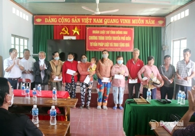 Đoàn luật sư tỉnh thăm, tặng trên 900 phần quà Tết