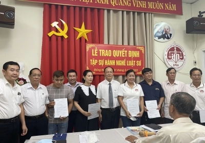 Đoàn Luật sư tỉnh Đồng Nai trao quyết định tập sự hành nghề Luật sư và kết nạp Luật sư mới