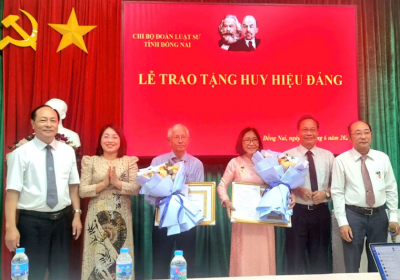 Chi bộ Đoàn Luật sư tỉnh Đồng Nai tổ chức Lễ trao Huy hiệu Đảng