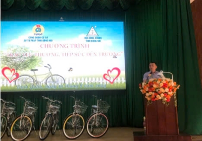 Công đoàn cơ sở Sở Tư pháp trao 40 chiếc xe đạp cho học sinh tại địa bàn huyện Định Quán