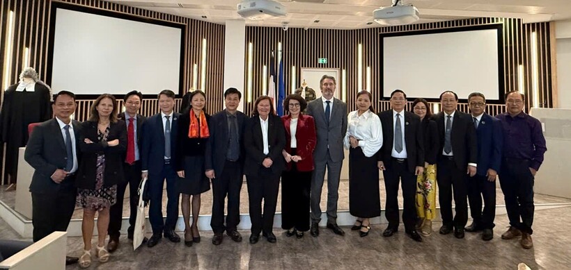 Bà Marie – Aimée Peyron, Chủ nhiệm và các Luật sư Ủy ban các vấn đề Châu Âu và quốc tế; Hội đồng Luật sư Quốc gia Pháp chụp ảnh lưu niệm với Đoàn công tác của Liên đoàn Luật sư Việt Nam.