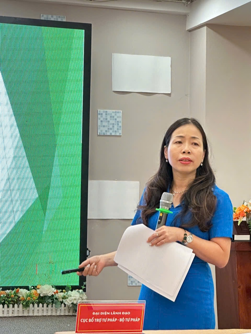 Bà Đặng Kim Hoa, Phó Cục trưởng Cục Bổ trợ tư pháp, Bộ Tư pháp trao đổi tại Tọa đàm.