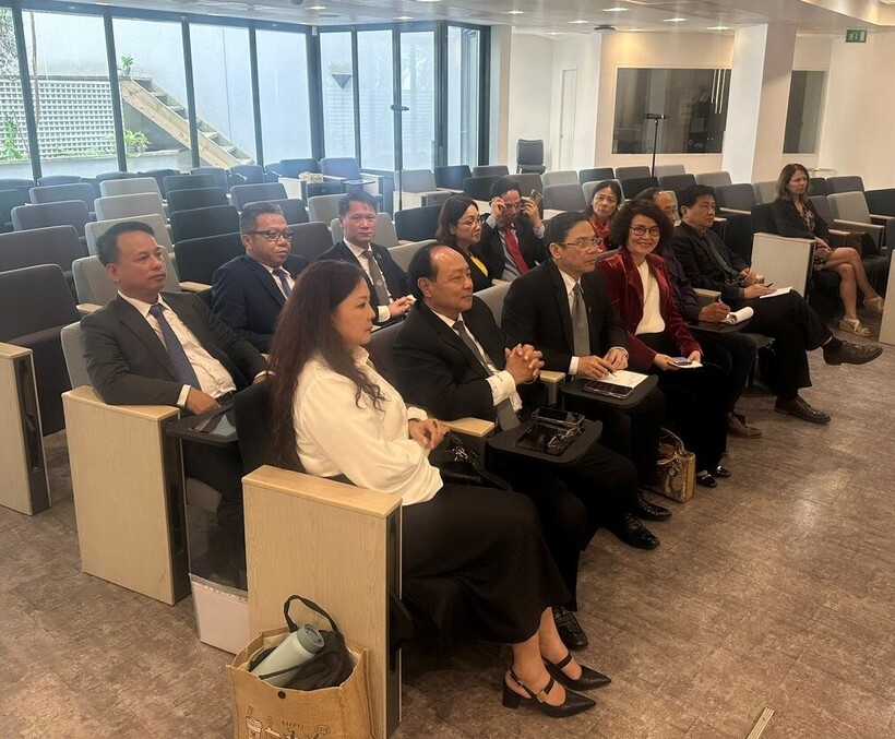 Các thành viên Đoàn công tác đang nghe phía bạn giới thiệu về Hội đồng Luật sư Quốc gia Pháp.