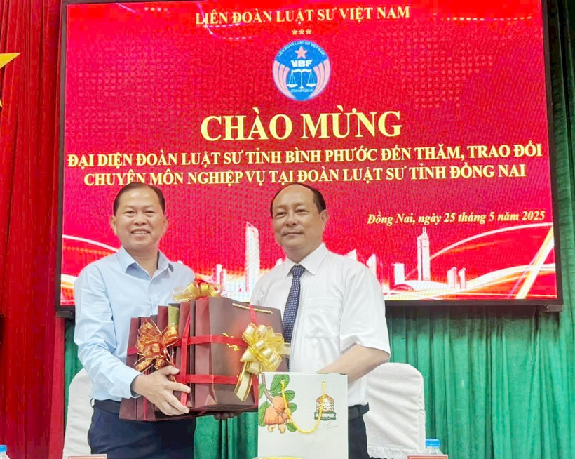 Luật sư Lê Văn Nam đại diện Đoàn Luật sư tỉnh Bình Phước trao tặng quà lưu niệm cho Đoàn Luật sư tỉnh Đồng Nai.