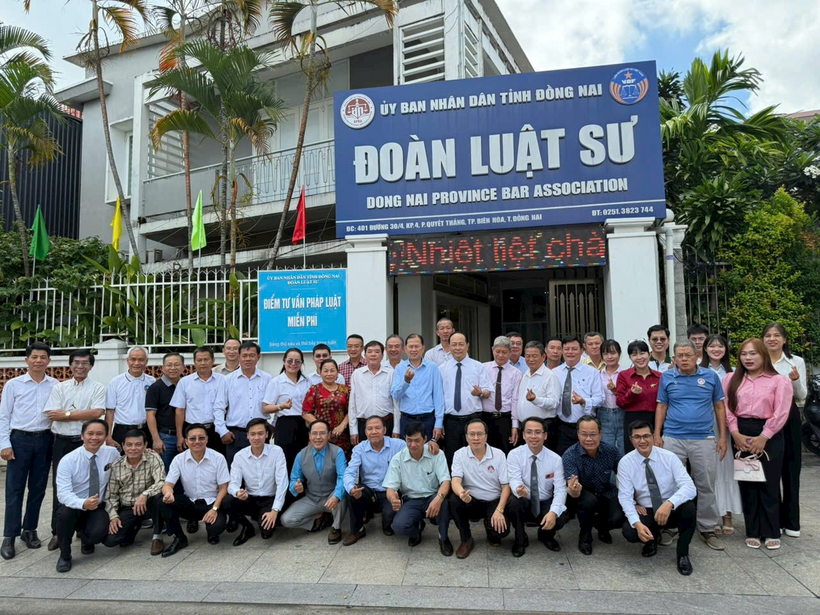 Đoàn Luật sư tỉnh Bình Phước và tỉnh Đồng Nai chụp ảnh lưu niệm.