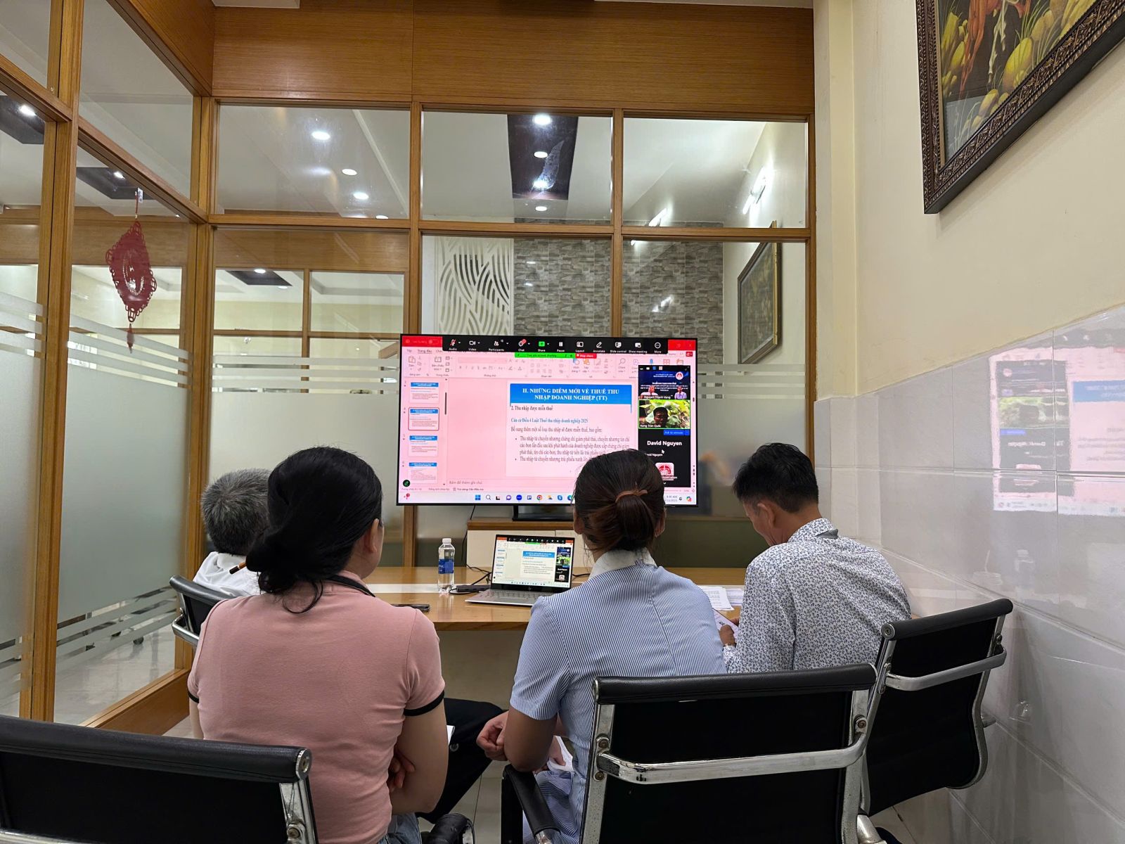 Chương trình được tổ chức trực tuyến qua Zoom, thu hút sự tham dự của khoảng 30 thành viên là các luật sư, người tập sự hành nghề luật sư, kế toán cùng đại diện các doanh nghiệp trong tỉnh.
